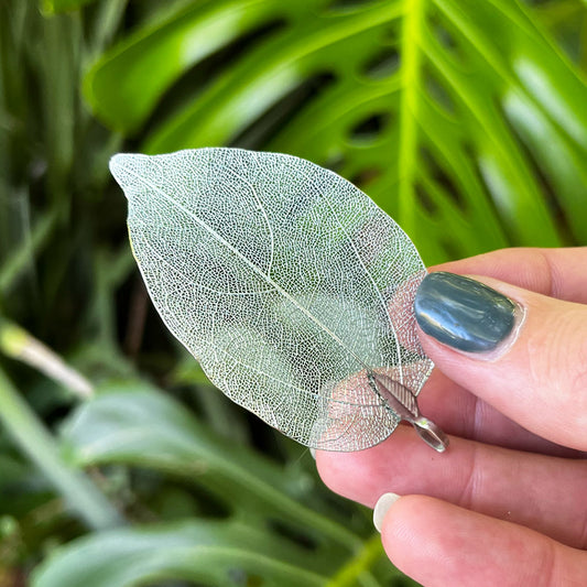 Silver Detailed metal leaf pendant