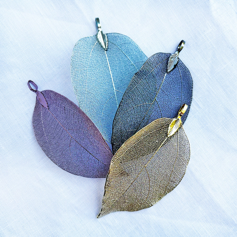 Silver Detailed metal leaf pendant