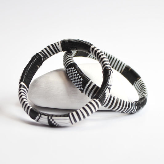 Black/white plastic bangles