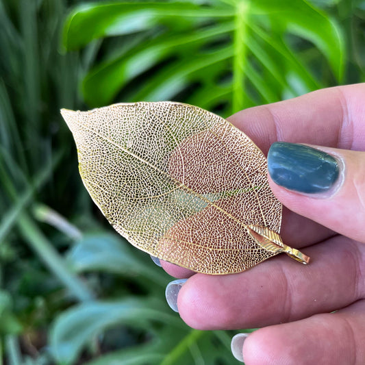 Gold Detailed metal leaf pendant