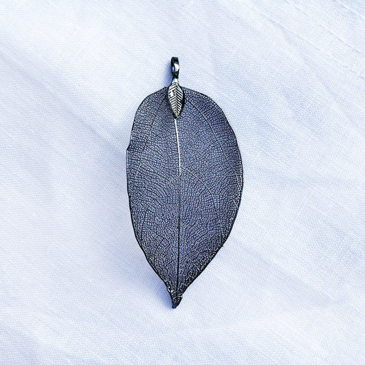 Black Detailed metal leaf pendant