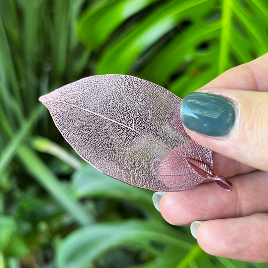 Pink Detailed metal leaf pendant