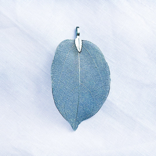 Silver Detailed metal leaf pendant
